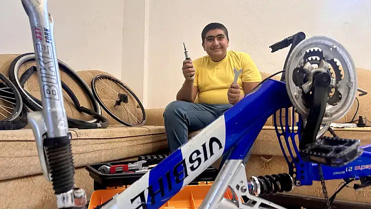 Konya'da Otizmli Yahya hem bisiklet tamirciliğinde hem de sporda başarıya koşuyor