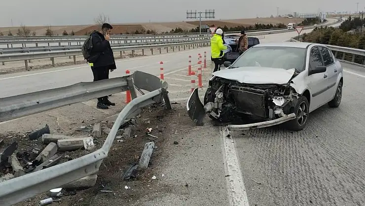 Konya'da otomobil bariyerlere çarptı: 1 yaralı
