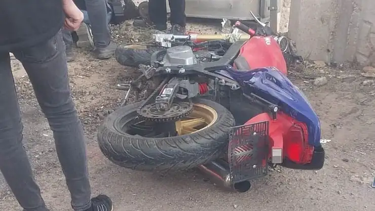 Konya'da otomobil ile çarpışan motosikletli hastaneye kaldırıldı