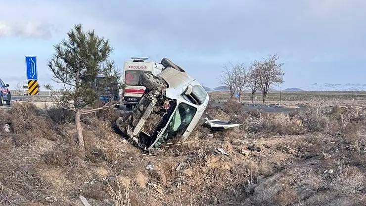 Konya'da otomobil şarampole devrildi, 5 kişi yaralandı