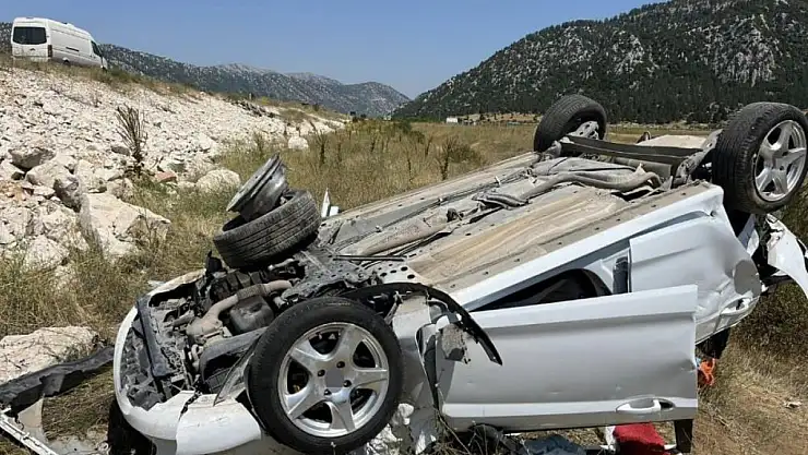 Konya'da otomobil şarampole devrildi!