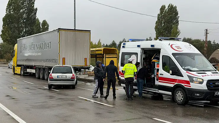 Konya'da otomobil TIR'ın dorsesine çarptı: Yaralılar var!