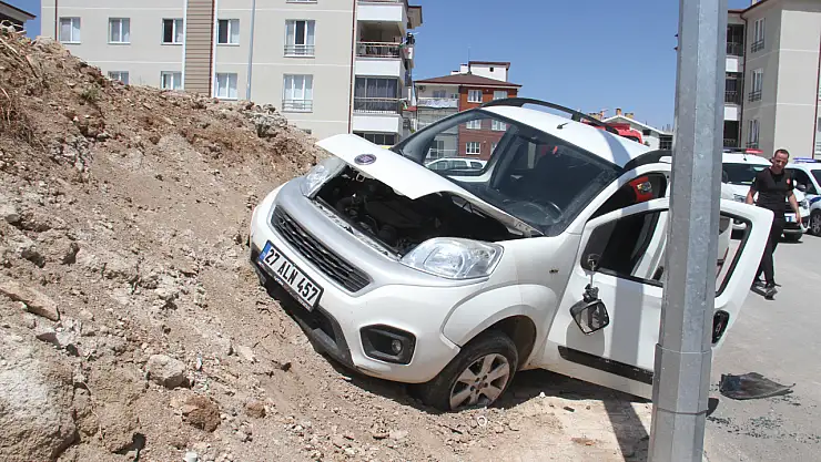 Konya'da otomobil toprak yığınına çarptı: 2 yaralı