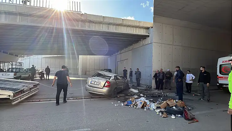 Konya'da otomobil üst geçitten uçtu: 2 kişi yaralandı