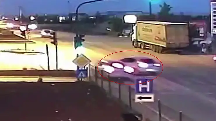 Konya'da otomobillerin çarpıştığı anlar kameraya yansıdı