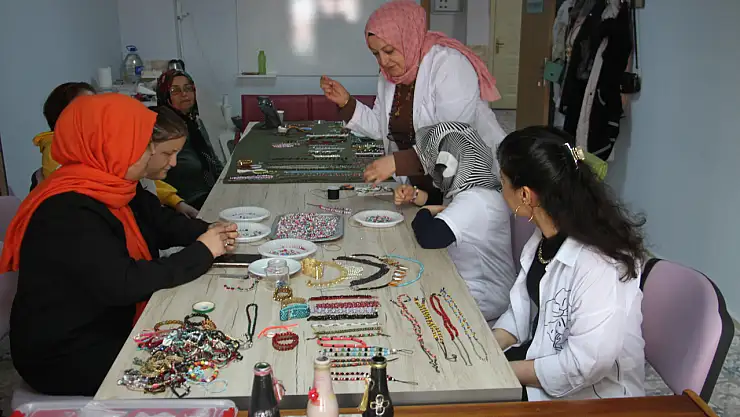 Konya'da özel öğrenciler el emeği ile para kazanıyor