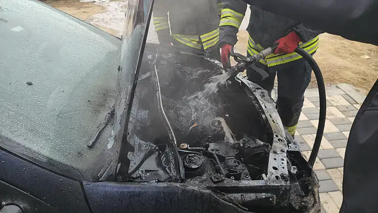 Konya'da park halindeki araç yandı