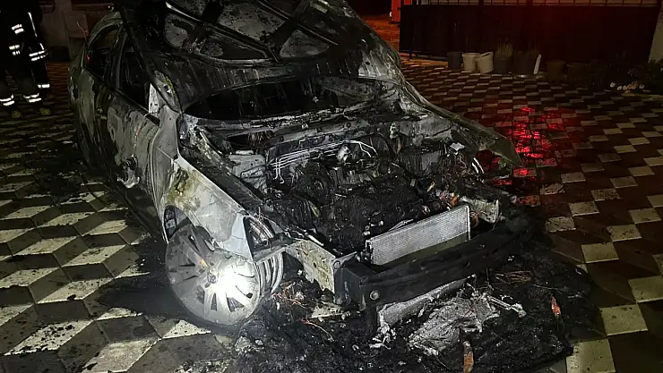 Konya'da park halindeki otomobilde yangın çıktı