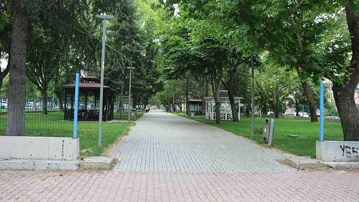 Konya'da parktan geçen genç kızı köpek ısırdı