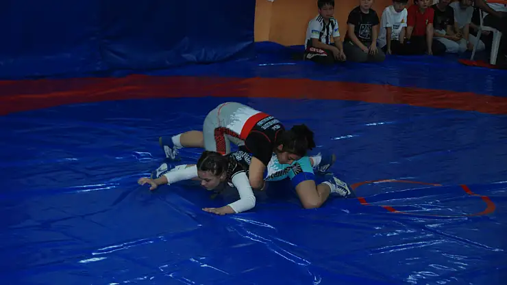 Konya'da pehlivanlar, 'Cumhuriyet Bayramı' için güreşti!