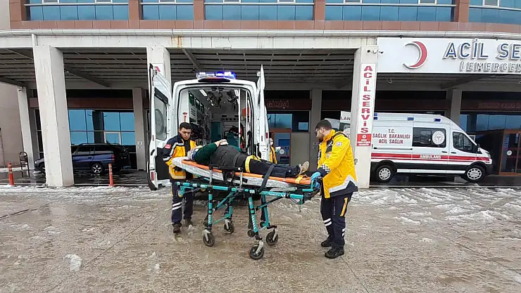 Konya'da şarampole devrilen otomobildeki 2 kişi yaralandı