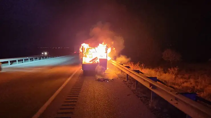 Konya'da seyir halindeki kamyonet yandı: Geriye sadece demir yığını kaldı!