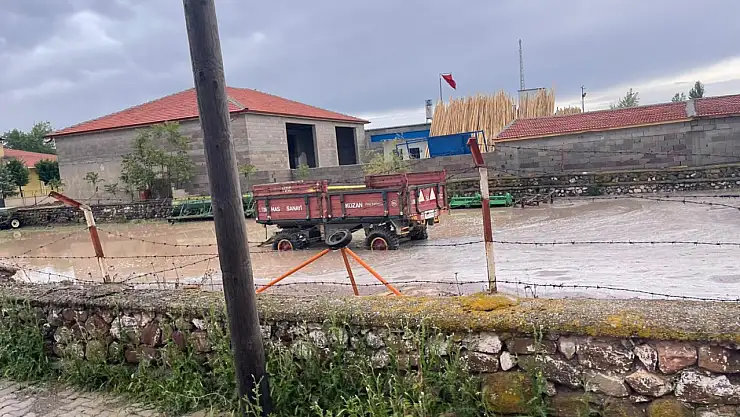 Konya'da şiddetli yağış! İş yerlerini su bastı