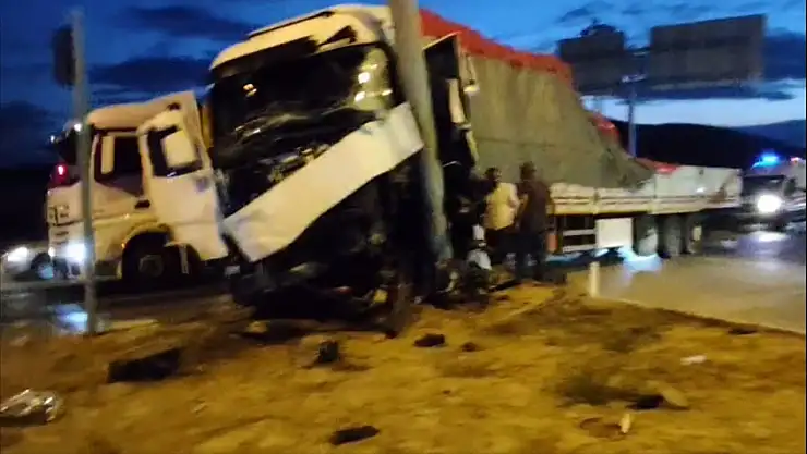 Konya'da TIR ile ticari araç çarpıştı: 2 kişi yaralandı!