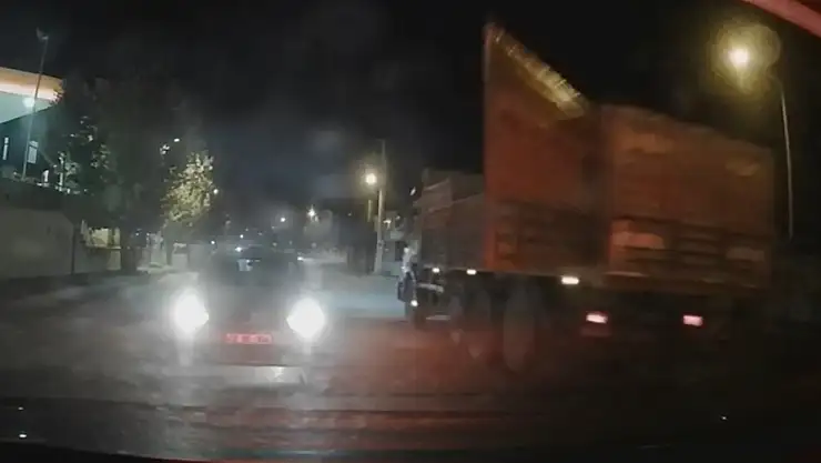 Konya'da TIR kapağı açıldı: Kırmızı ışıkta bekleyen otomobil ramak kala kurtuldu!