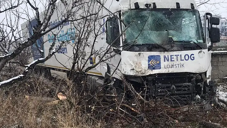 Konya'da tır kontrolden çıkarak bahçe duvarına çarptı!