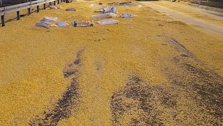 Konya'da tır, yaya üst geçidine çarptı