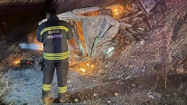 Konya'da feci olay! Tıra çarpan otomobil alev aldı!...
