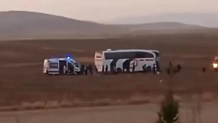 Konya'da trafik faciası!..  Otobüs traktöre çarptı! Olay yerine ekipler sevk edildi! Çok sayıda yaralı var!