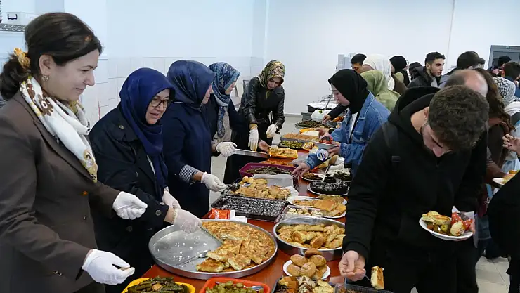 Konya'da üniversite öğrencilerine 'anne eli' değdi