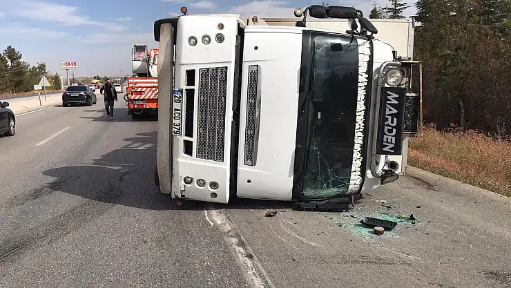 Konya'da yağ yüklü kamyon devrildi: 1 yaralı