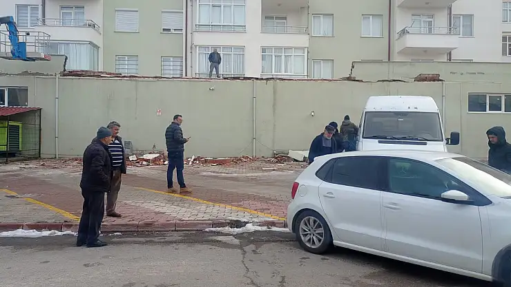 Konya'da yıkılan binanın duvarı altında kalan araçlar zarar gördü