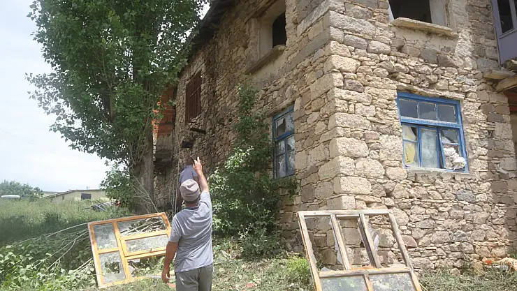 Konya'da yıldırım isabet eden ev kullanılamaz hale geldi