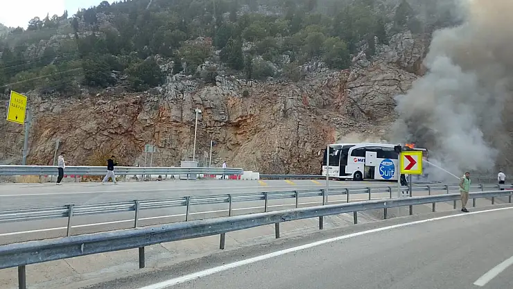 Konya'da yolcu otobüsü alevlere teslim oldu: Yolcular tahliye edildi