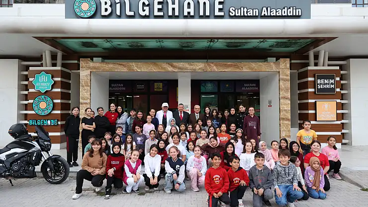 Konya'da yürek ısıtan buluşma: Emektar öğretmenler yıllar sonra tekrar sınıfta