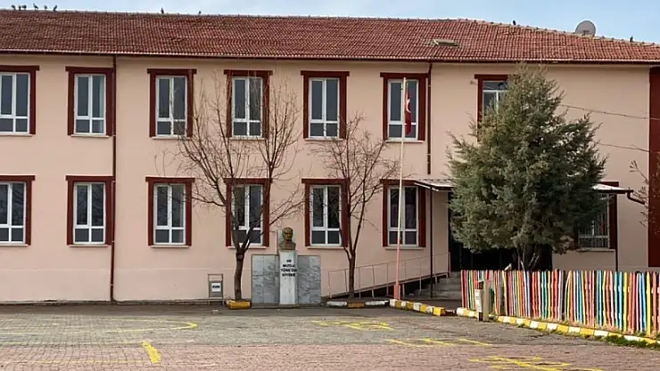 Konya'daki bir ortaokula silahlı saldırı:  Öğretmen ağır yaralı!