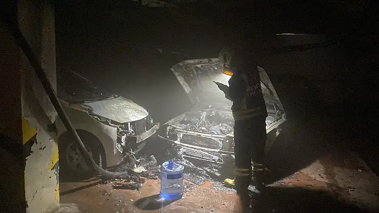 Konya'daki bir site park halinde olan otomobiller çıkan yangında külle döndü!