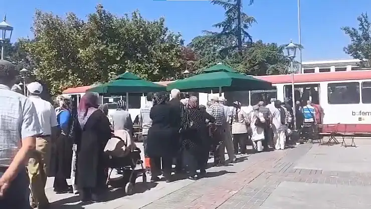 Konya'daki bu kuyruk tartışma konusu oldu! 'Herkes seçtiğini yaşasın'