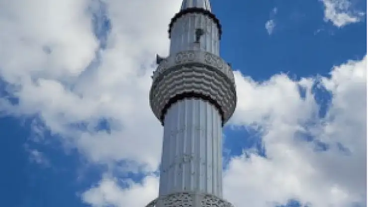 Konya'daki deprem bir camiye zarar verdi: Minarenin alemi kırıldı!