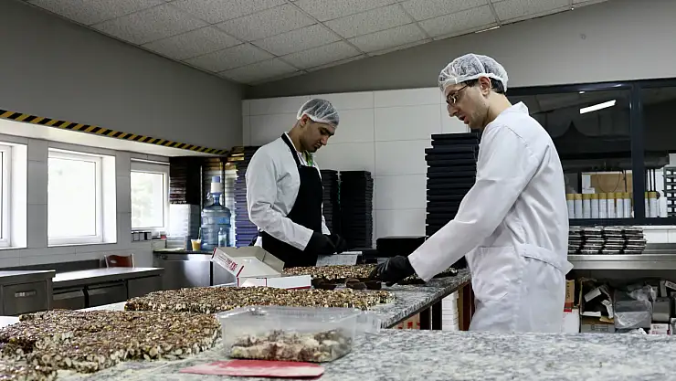 Konya'daki otizmli iki arkadaş azmiyle takdir topluyor!