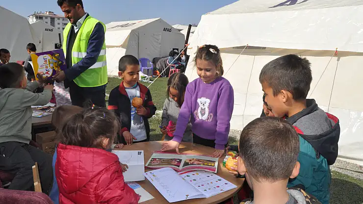 Konya'dan gönderilen gezici kütüphanelerle moral buluyorlar