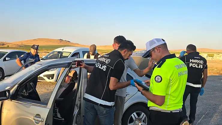 Konya Emniyeti'nden uyuşturucu ile mücadele: 4 araç trafikten men edildi, 2 asker kaçağı yakalandı