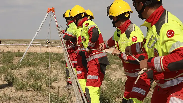 Konya İtfaiyesi obruk riskine hazırlıklı: Karapınar'da tatbikat gerçeği aratmadı