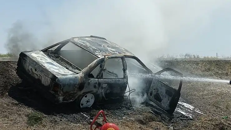 Konya Karapınar'da seyir halindeki otomobil alev aldı