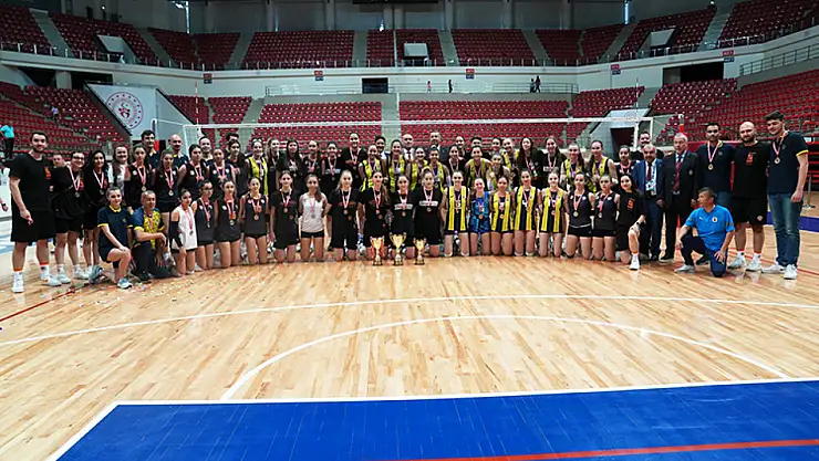 Konya'da Küçük Kızlar Voleybol Şampiyonası sona erdi!
