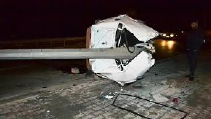 Konya'da bir otomobil aydınlatma direğine çarparak takla attı