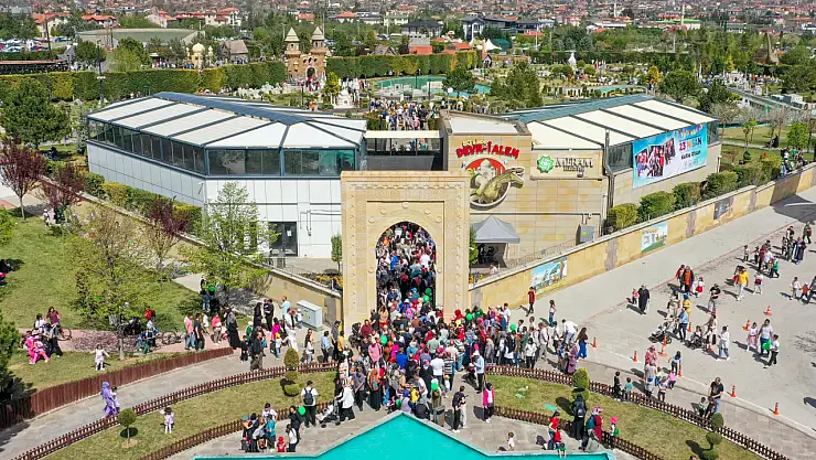 Konya'nın çekim merkezi: 80 Binde Devr-i Alem Parkı yazın gözdesi oldu