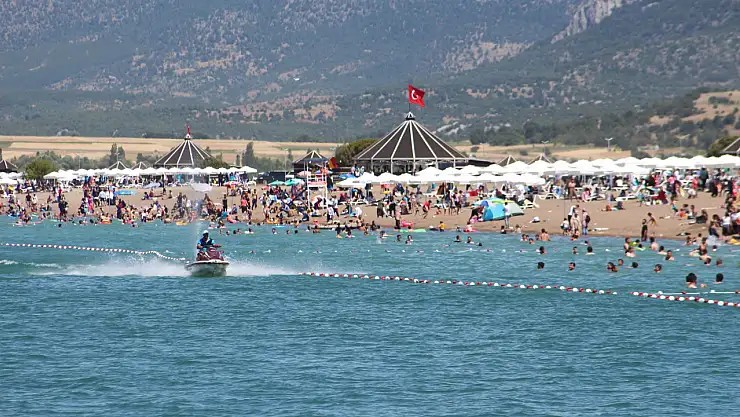 Konya'nın denizine yoğun ilgi! Plaj dolup taşıyor...