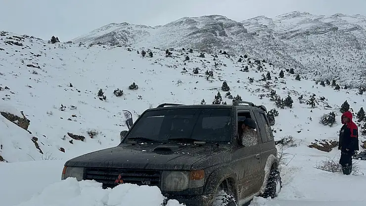 Konya'nın ilçesinde karla kaplı yollarda offroad heyecanı!