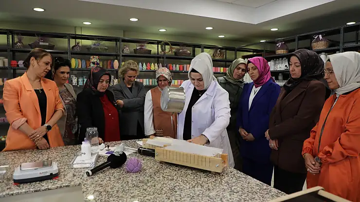 Konya protokolünün eşlerinden 'Atölye Karatay'a ziyaret