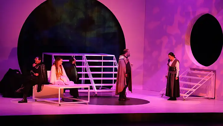 Konya Şehir Tiyatrosu Mevlana'nın 750. Vuslat Yılı Anısına 'Barsisa' Oyununu Konyalılarla Buluşturdu