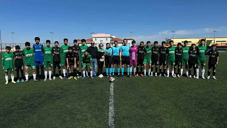 Konya U15 Ligi maçında kadın hakeme anlamlı jest