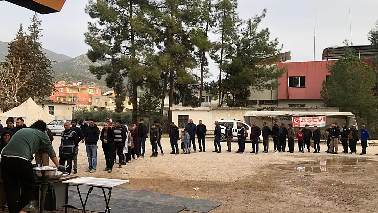 Konya Yeniden Refah Partisi Deprem bölgelerine aş evi kurdu