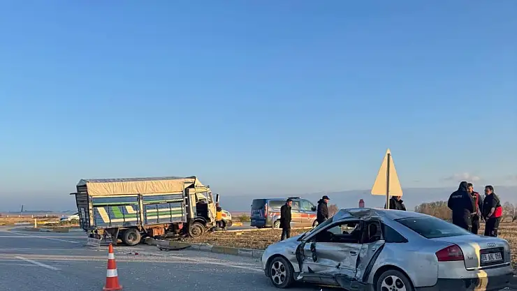 Konya yolunda kamyonet ile otomobil çarpıştı! 6 yaralı