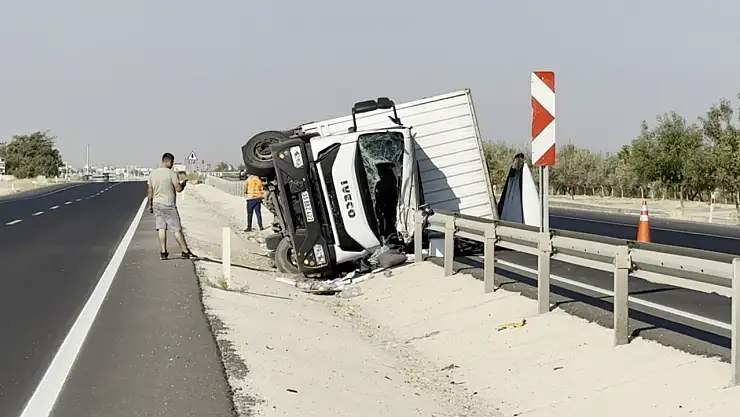 Konya yolunda kamyonet yan yattı: Faciayı bariyerler önledi