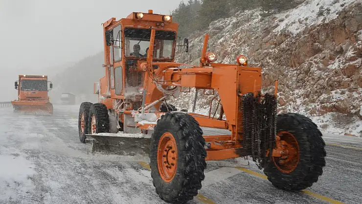 Konya yolunda kar yağışı etkili oldu!